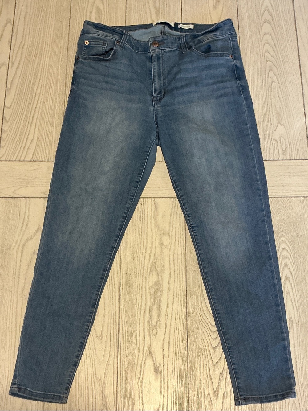 Classic Women's Skinny Jeans in Medium Blue